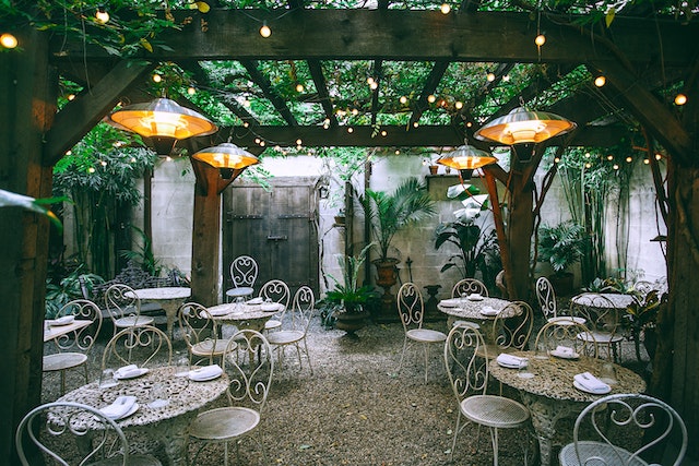 The Difference Between Patio Dining and Restaurant Dining